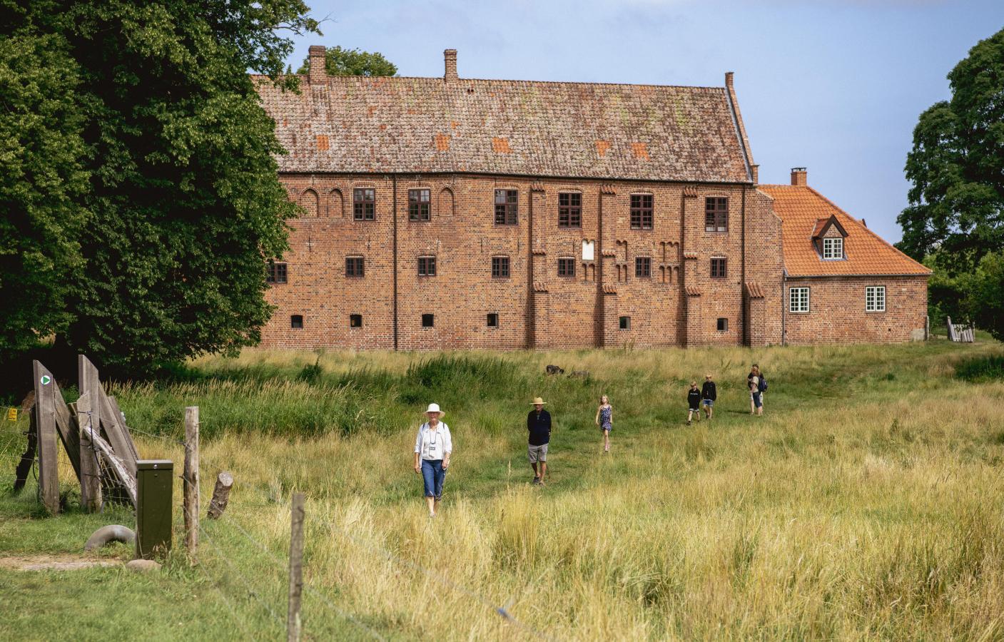 Esrum Kloster set ude fra
