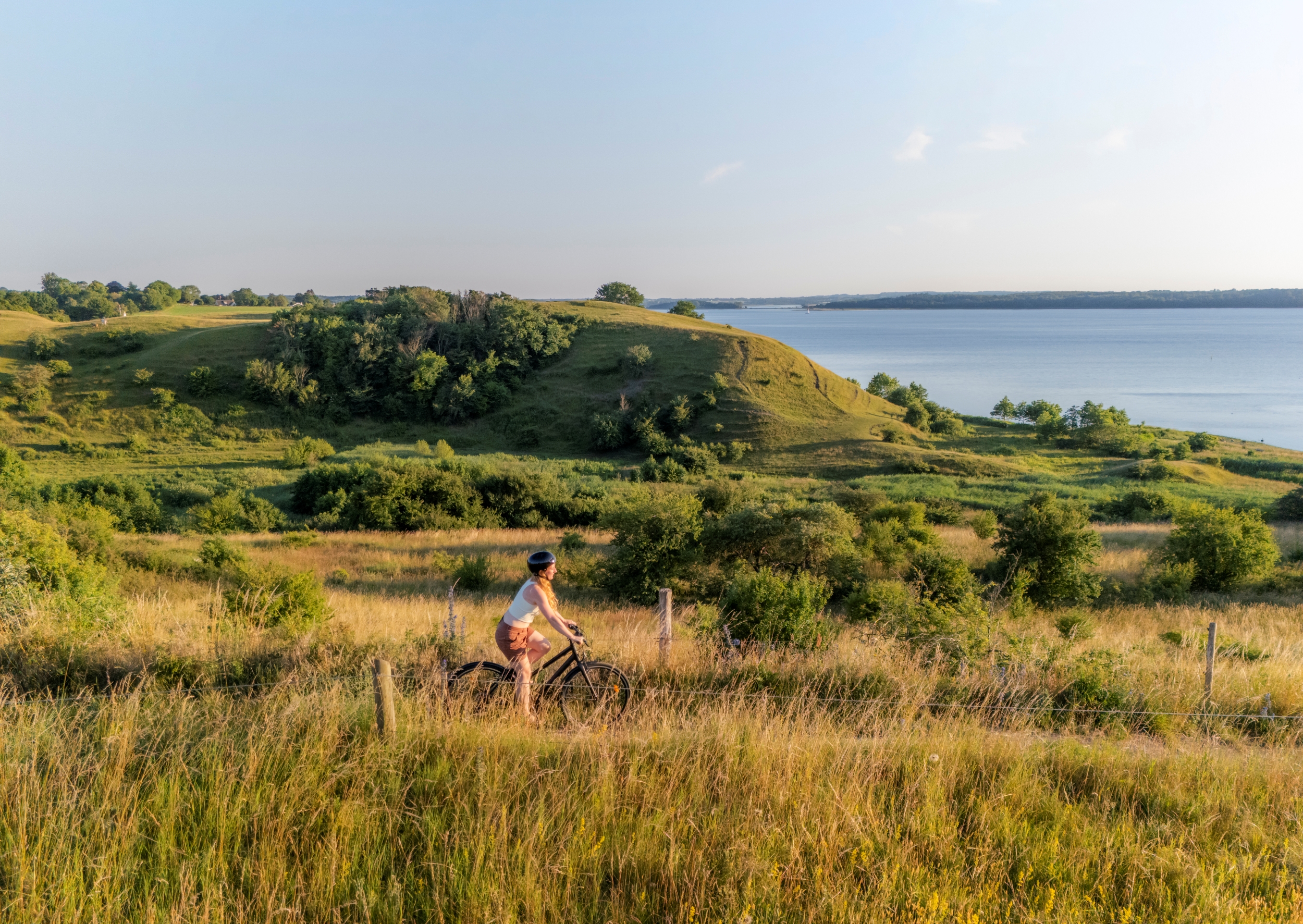 Dame på cykel ved Ejby ådal