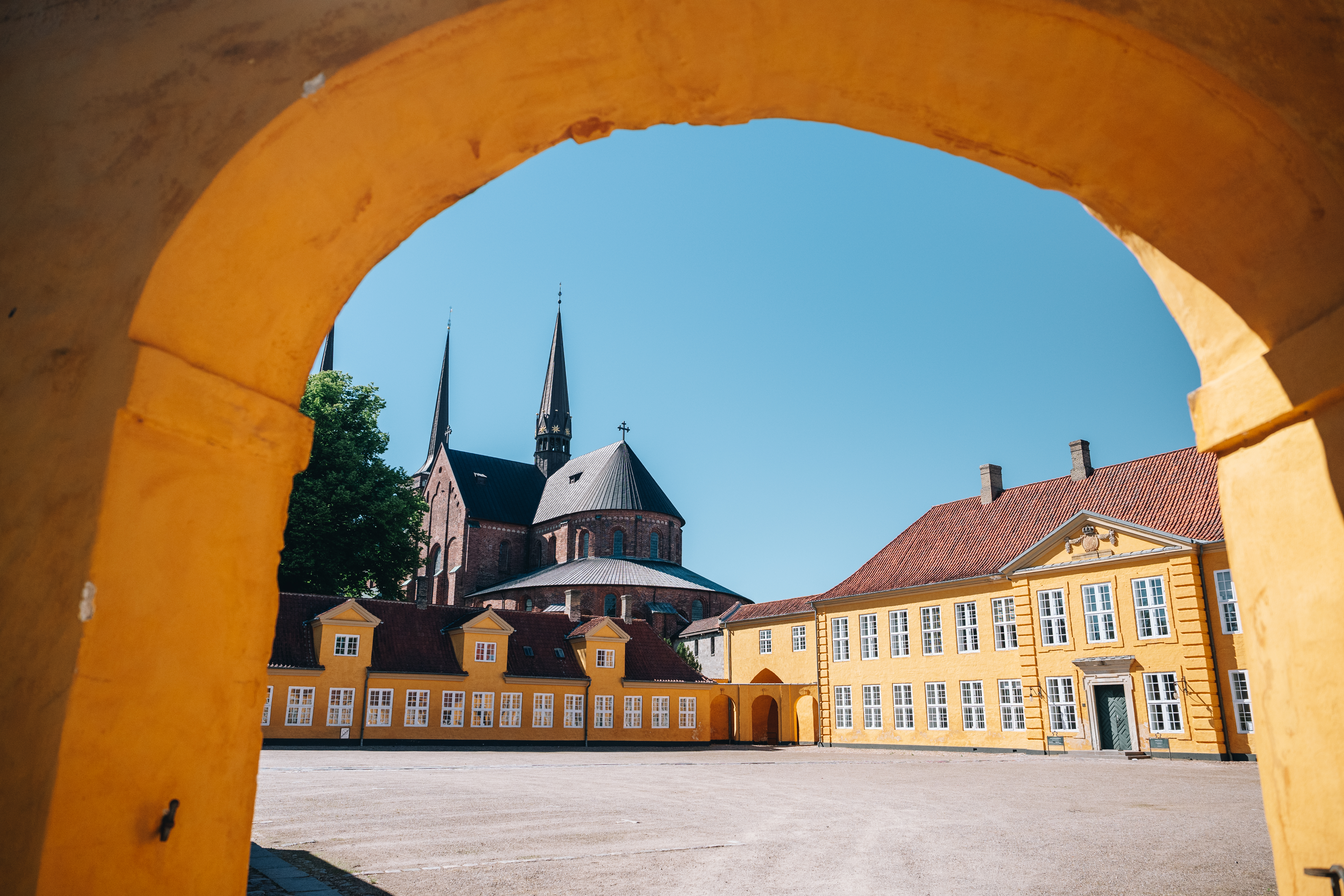 Udsigt til Roskilde Domkirke fra det Gule Palæ