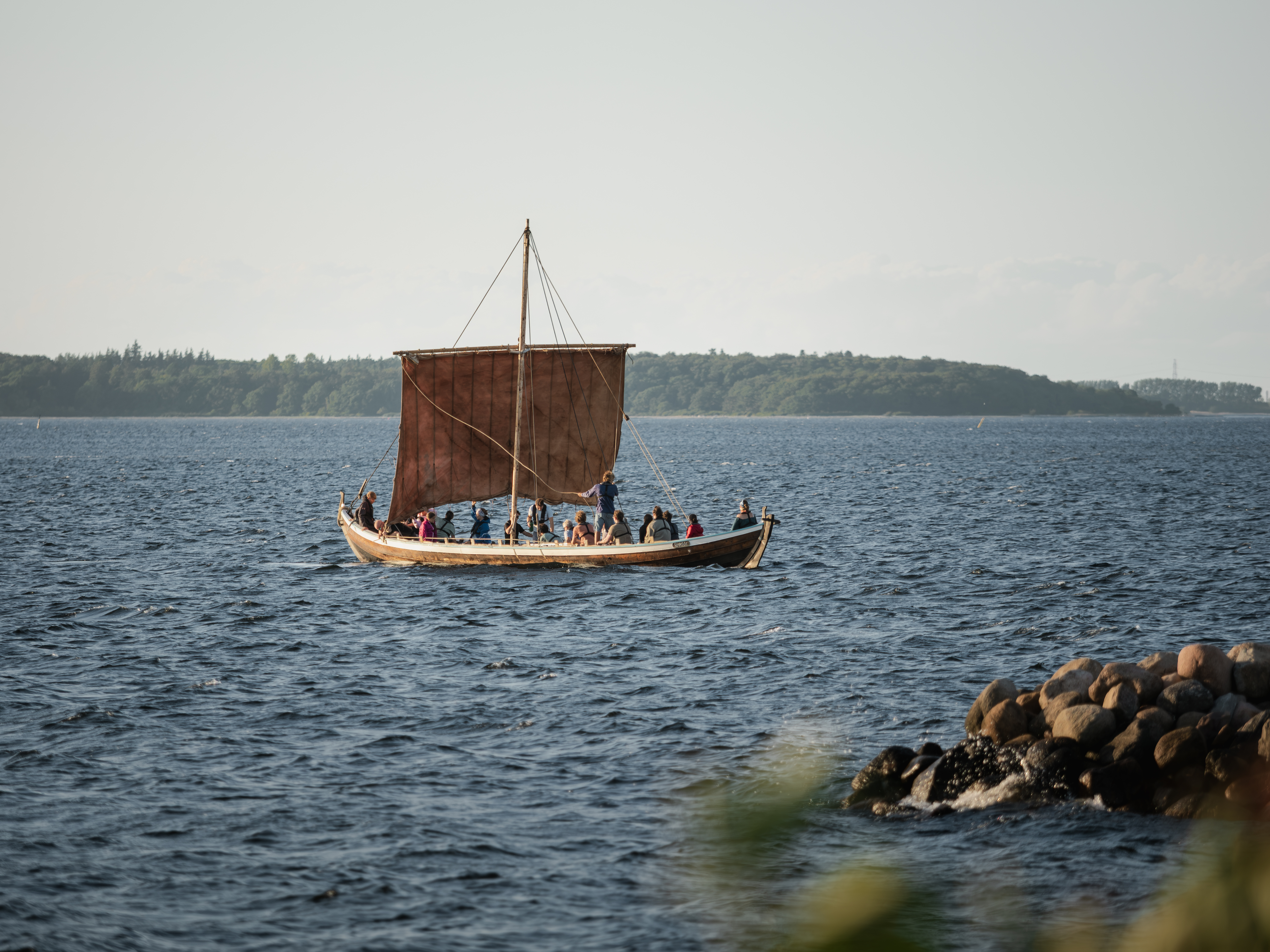 Båd fra Vikingeskibsmuseet på fjorden