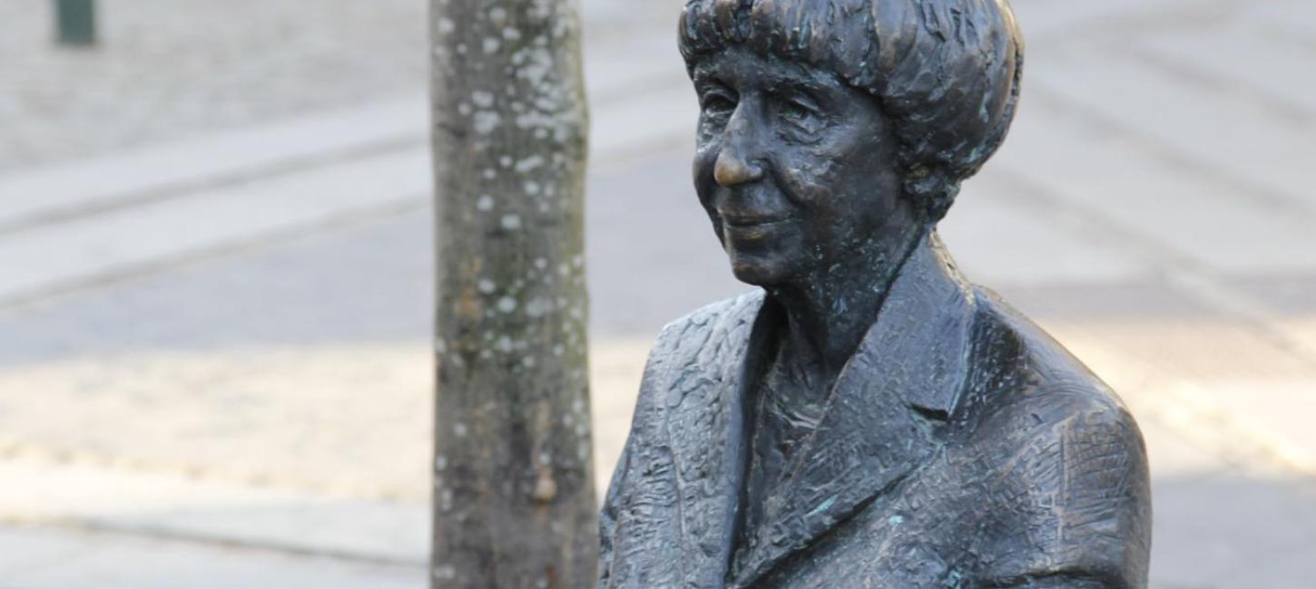 Lise Nørgaard statue