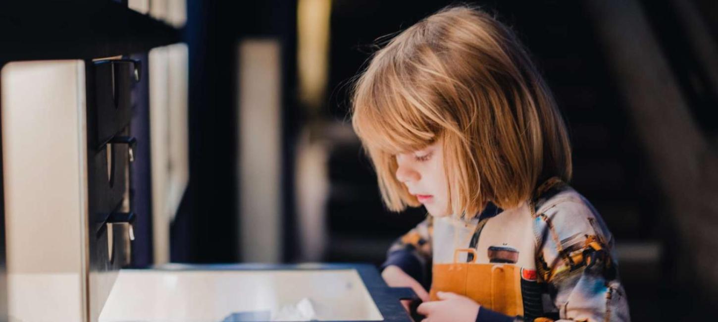 Pige kigger på ting på Vikingeskibsmuseet