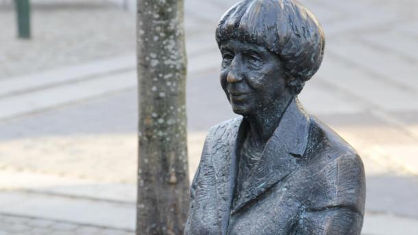 Lise Nørgaard statue