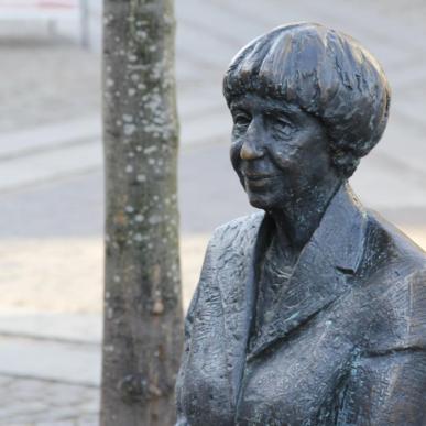 Lise Nørgaard statue