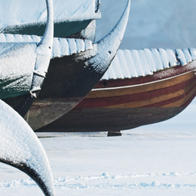 Havhingsten fra Glendalough stående på sne ved Vikingeskibsmuseet i Roskilde, et rekonstrueret vikingeskib inspireret af originale fund.