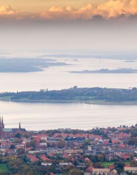 Udsigt over Roskilde Domkirke og Roskilde Fjord i aftensol