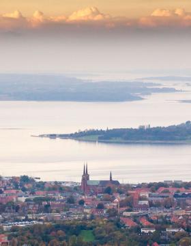 Udsigt over Roskilde Domkirke og Roskilde Fjord i aftensol