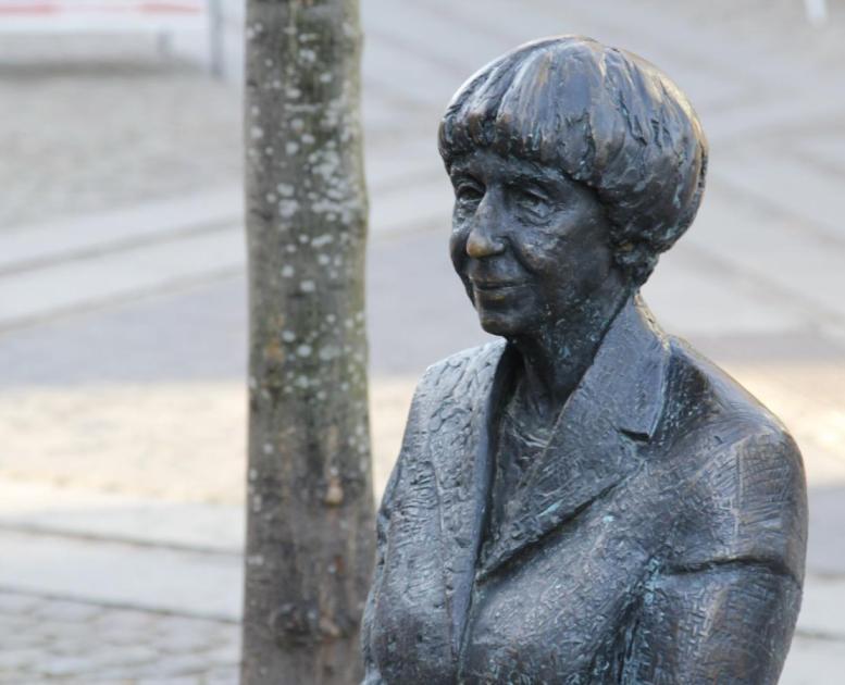 Lise Nørgaard statue